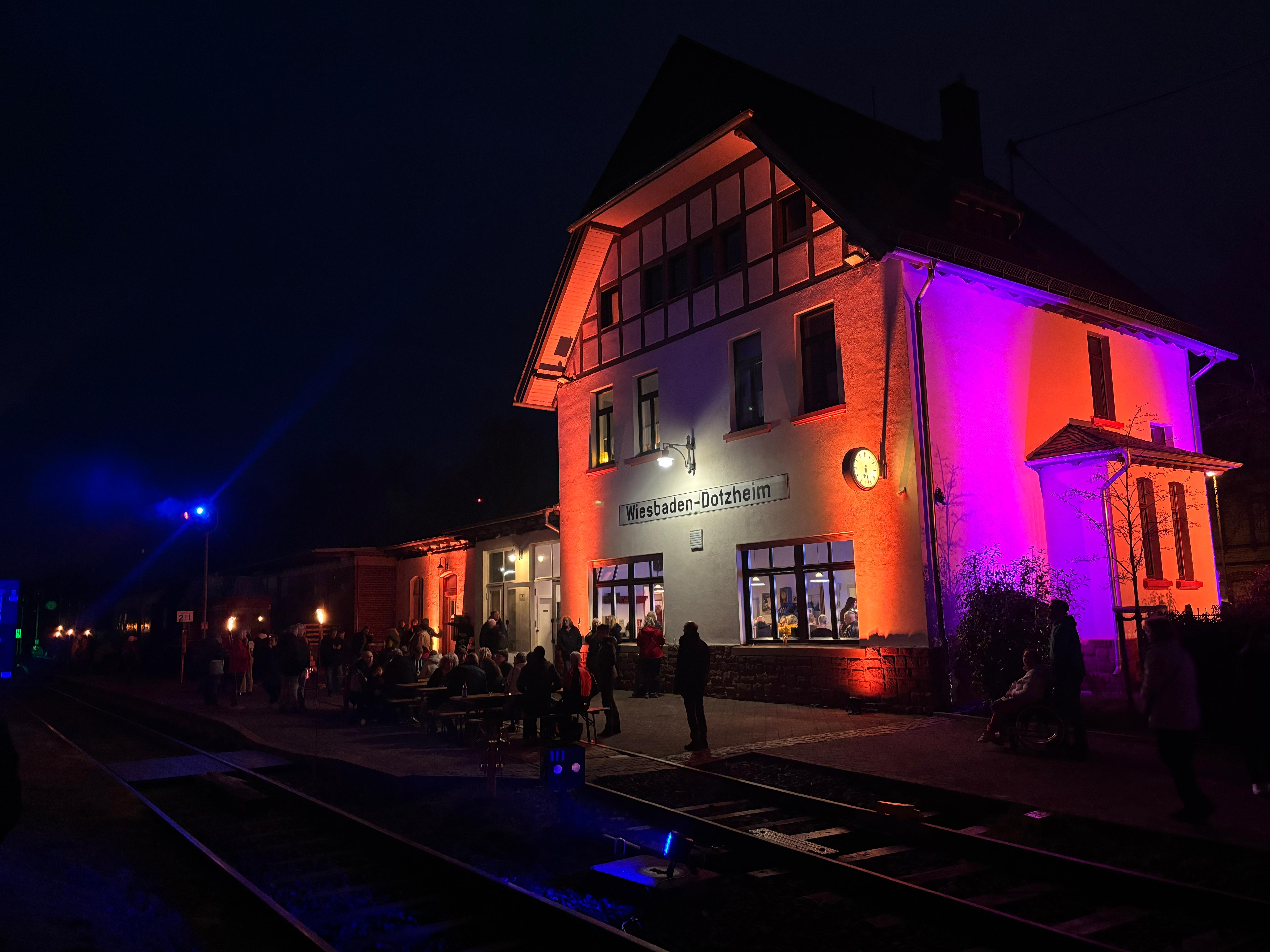 Bild des bunt beleuchteten historischen Bahnhofs