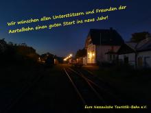 Bahnhof Dotzheim bei Nacht mit Grüßen zum Jahreswechsel.
